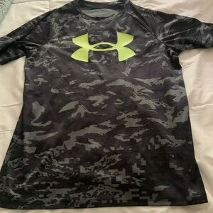 Under Armour black & gray short sleeve shirt. Boys large